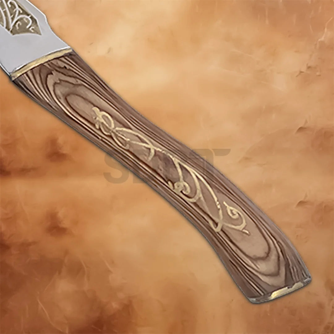 Close-up of the Legolas Fighting Dagger handle showcasing the wood-grain finish, elegant Elven engravings, and premium craftsmanship inspired by The Lord of the Rings.